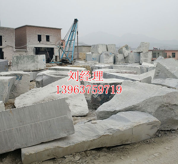 山东鲁灰石材厂常用的刻槽分裂采石法